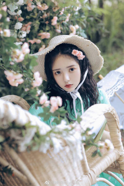 我匆匆路过耳边的风，
想在短暂的夏日里遇见你。
出镜：@摄影师白日梦-M
摄影：@摄影师Mikey小曦 ​
