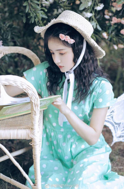 我匆匆路过耳边的风，
想在短暂的夏日里遇见你。
出镜：@摄影师白日梦-M
摄影：@摄影师Mikey小曦 ​