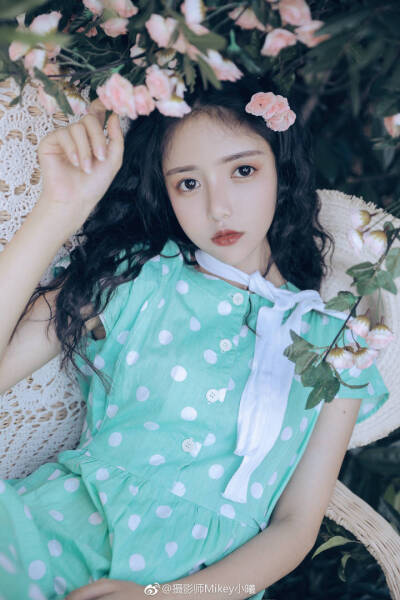 我匆匆路过耳边的风，
想在短暂的夏日里遇见你。
出镜：@摄影师白日梦-M
摄影：@摄影师Mikey小曦 ​