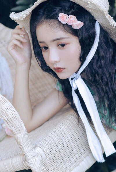 我匆匆路过耳边的风，
想在短暂的夏日里遇见你。
出镜：@摄影师白日梦-M
摄影：@摄影师Mikey小曦 ​