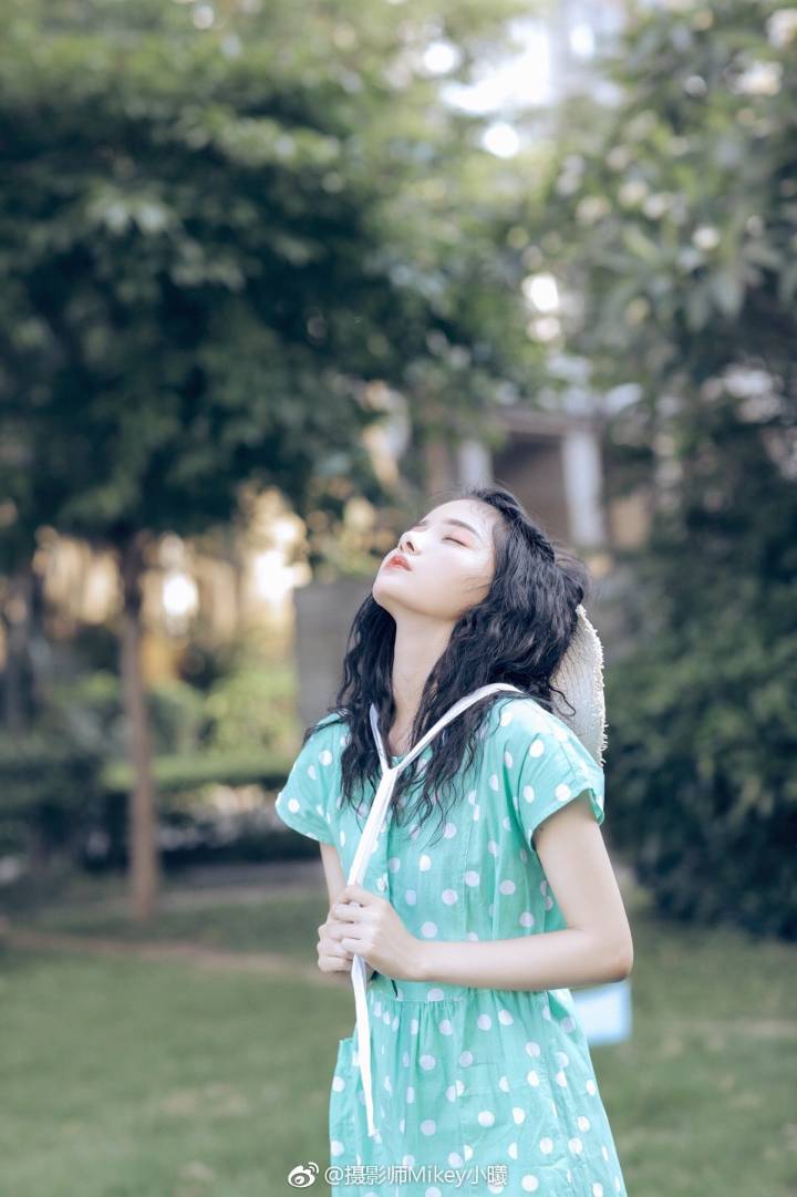 我匆匆路过耳边的风，
想在短暂的夏日里遇见你。
出镜：@摄影师白日梦-M
摄影：@摄影师Mikey小曦 ​