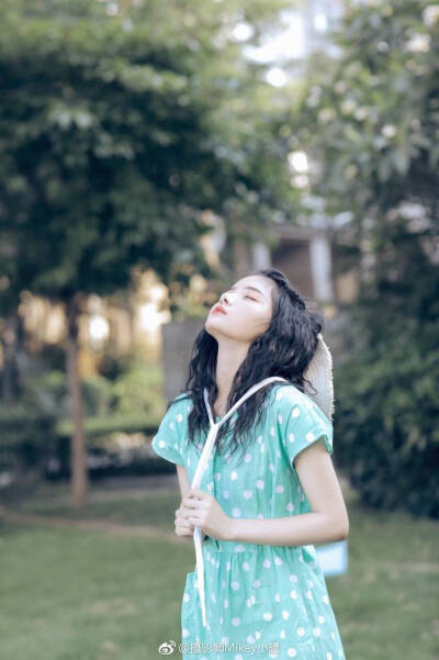 我匆匆路过耳边的风，
想在短暂的夏日里遇见你。
出镜：@摄影师白日梦-M
摄影：@摄影师Mikey小曦 ​