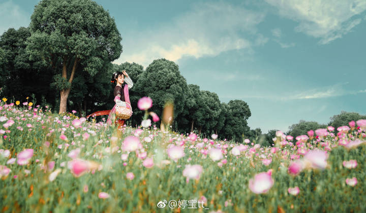 #汉服写真集##摄影#
【蝶恋花】——
梦笑开娇靥，眼鬟压落花.
摄影/后期:@婷宝tt_
出镜:@Seven夏七
服装:@兰若庭汉服
抄送大王:@知竹zZ
#上海约拍##365天摄影计划##旧时光是个美人##用相机绘一场梦##华裳九州#