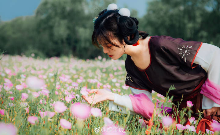 #汉服写真集##摄影#
【蝶恋花】——
梦笑开娇靥，眼鬟压落花.
摄影/后期:@婷宝tt_
出镜:@Seven夏七
服装:@兰若庭汉服
抄送大王:@知竹zZ
#上海约拍##365天摄影计划##旧时光是个美人##用相机绘一场梦##华裳九州#