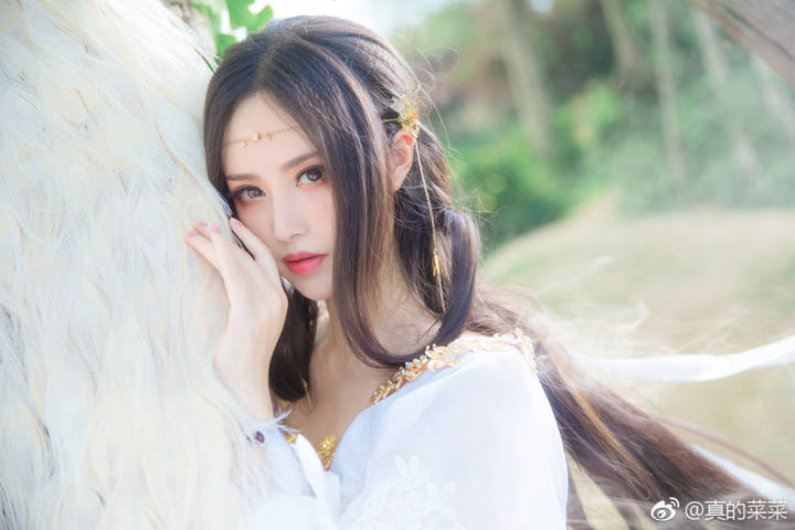 镇魔曲 殊音 COS
踏雪清歌，浅吟低唱挥弦荡尽妖魔。
洪荒降身，大鹏金翅划破混沌天际。八部众之逸—迦楼罗·殊音登场。
CN：真的菜菜
摄影/后期：@歪歪不太正 协力：有染 排版：菜菜
协助：宋佳 哲哲
新职业殊音的设定很喜欢~~ #我又初恋啦# 可以化作鱼，也可以化为大鹏~~（直戳萌点啊）如果是你想变成哪个形态呢=V=~~~圈组织@黑天视觉COS官博