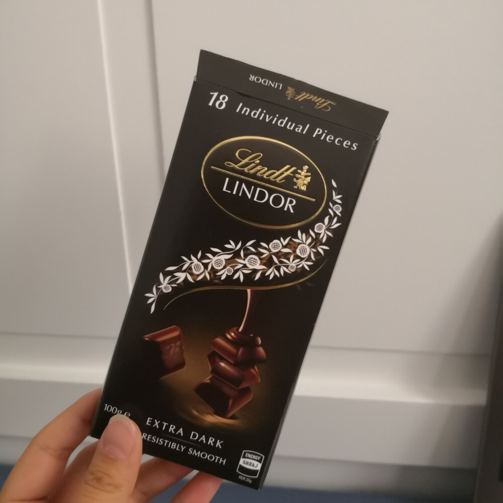 吃货上线 Lidor的巧克力 真的是好吃到停不下来 最喜欢这一个 黑巧克力 是十八颗单独的巧克力块 这点设计超好啊！不用掰了！里面有黑巧夹心！真的丝滑！不会特别苦 不酸！总体来说 就是好吃好吃好吃[皱眉]