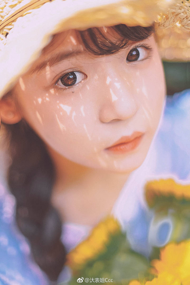 【夏のひまわり】
?陽に向かって咲いた花は、開いて太陽のように輝き、色にはもう太陽の味が満ちている
出鏡：@彭璐妹za
攝影：@汏表姐Ccc ??