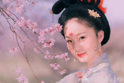 【有花堪折直须折，莫待无花空折枝】
春季的长安城外，宛如仙境的花海，不要错过喽~
感谢出镜 @Viola丶IceBerg
摄影@秦韵摄影师二雷
化妆@灵岳_愛九
后期@蒋小博是个神神 ​​​