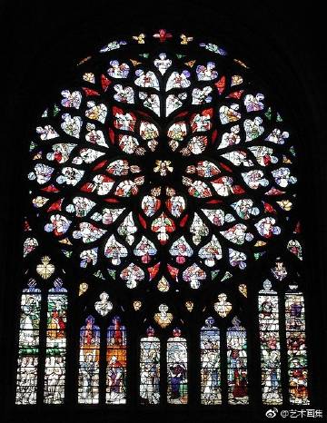 玫瑰窗（the rose window） 也称玫瑰花窗，为哥特式建筑的特色之一，指中世纪教堂正门上方的大圆形窗，内呈放射状，镶嵌着美丽的彩绘玻璃，因为玫瑰花形而得名。 ​