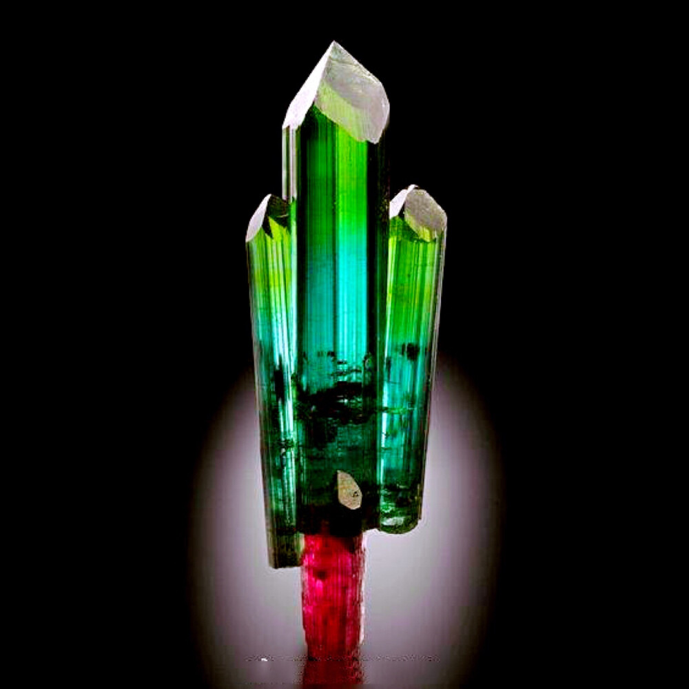 这块 碧玺 Tourmaline 长得太有水平了 ​​​