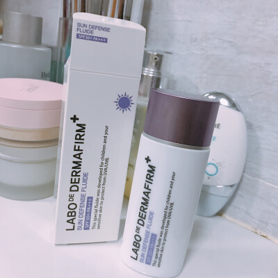 DERMAFIRM德妃紫苏防晒霜乳SPF50 淡紫色偏液体 很好推开 感觉有点油腻 需要一点时间成膜 防晒效果不错