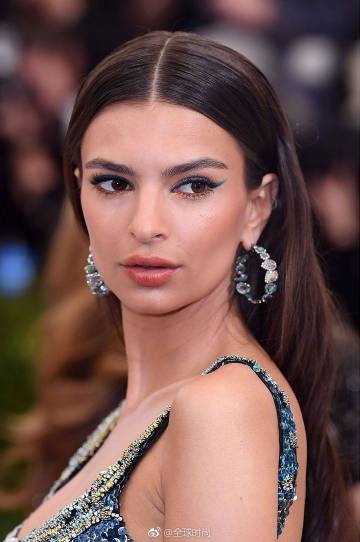 #Emily Ratajkowski# 2017met gala 造型，有些性感，超脱于媚俗，而是从骨子里透出来的迷人。 ​