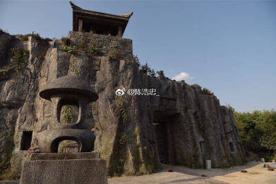 《烈火如歌》之烈火山庄大门口，搭景高度20米 ​​​