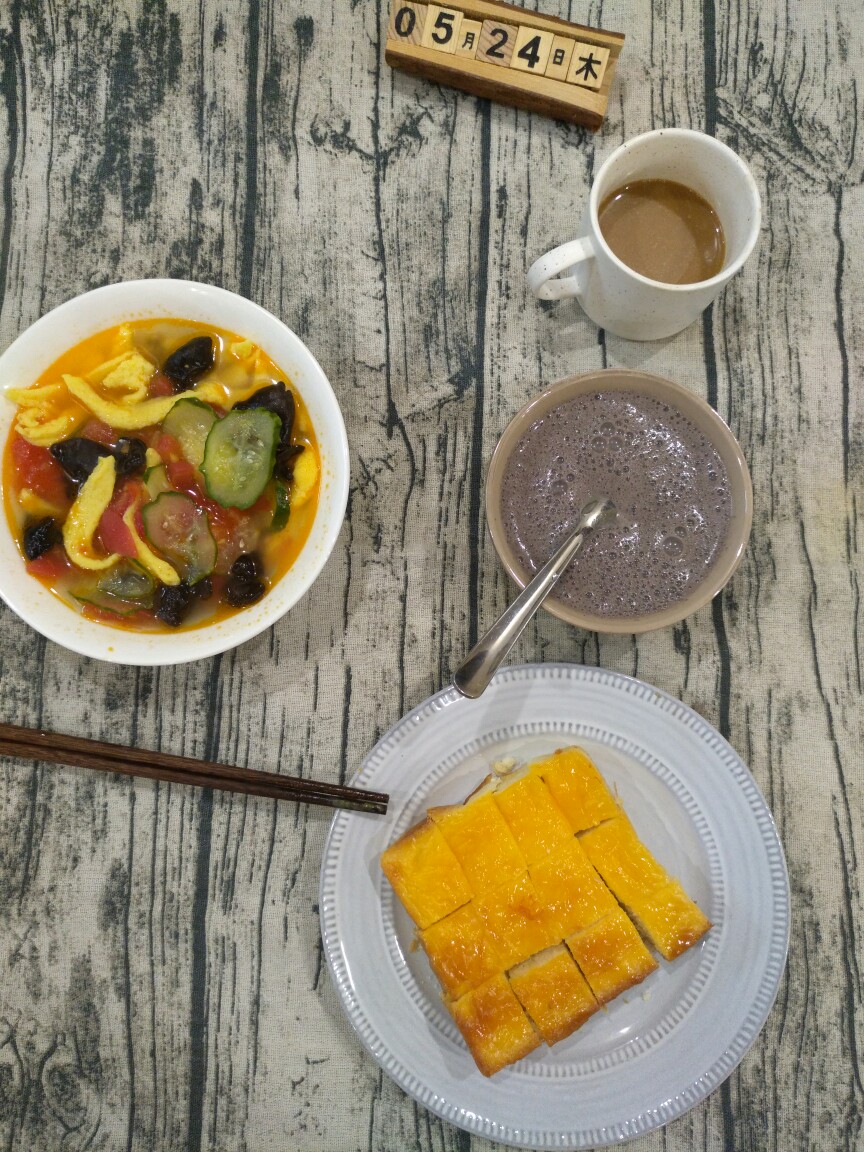 鸡蛋面块+面包+芝麻糊