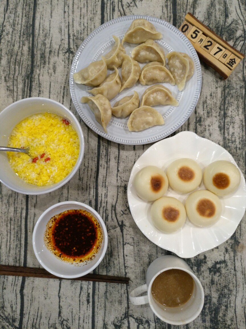 醪糟蛋花汤+蒸饺+红糖馒头