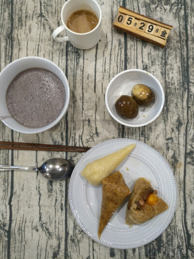 芝麻糊+粽子+卤蛋