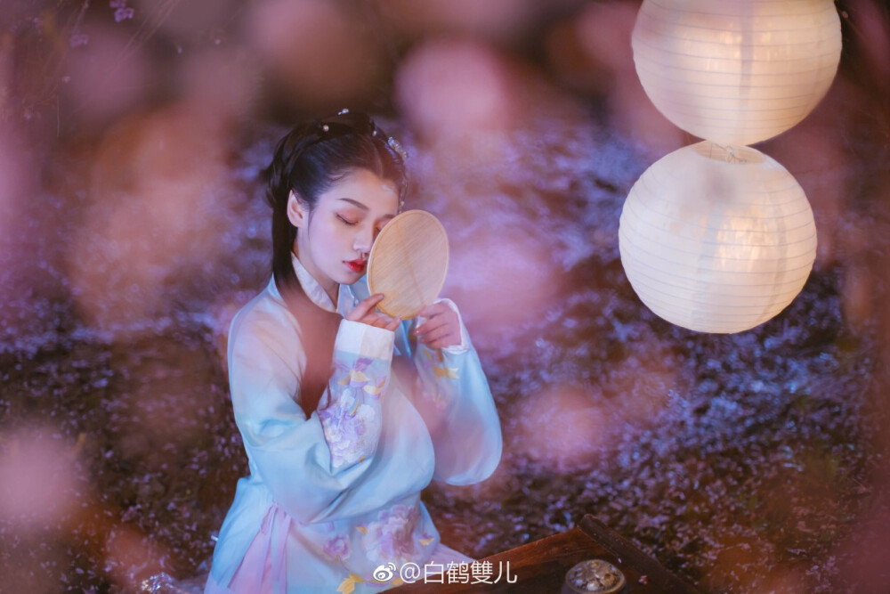 月夜踏雨寻花/凉意入骨
世事浮沉 / 唯别而已...
摄影：@白鹤雙儿
出镜：@猫猫猫阿姨呀 ​