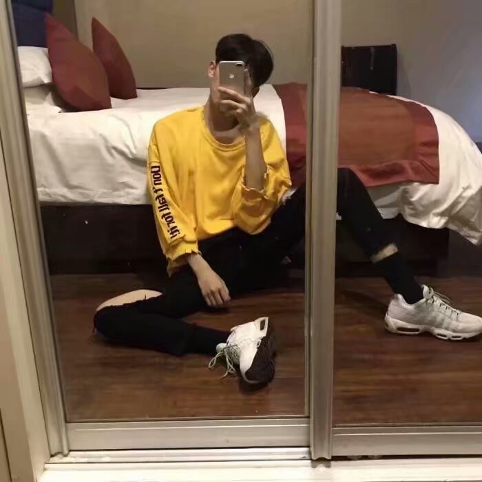 Recent days
最近的日子
Make yourself a bitter Chinese medicine.
把自己熬成一味苦口的中药
Very bitter very cool.
很苦很酷