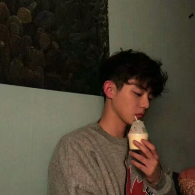 Recent days
最近的日子
Make yourself a bitter Chinese medicine.
把自己熬成一味苦口的中药
Very bitter very cool.
很苦很酷