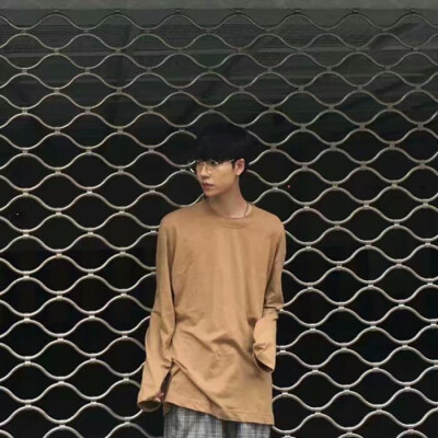 Recent days
最近的日子
Make yourself a bitter Chinese medicine.
把自己熬成一味苦口的中药
Very bitter very cool.
很苦很酷