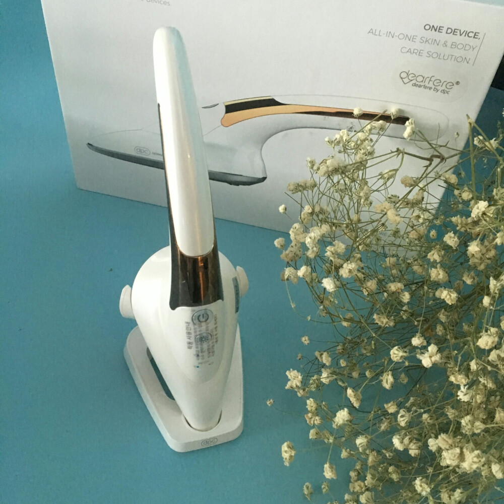 一组dpc skin iron(肌肤熨斗)开箱照，据说是最好用的微电流美容仪