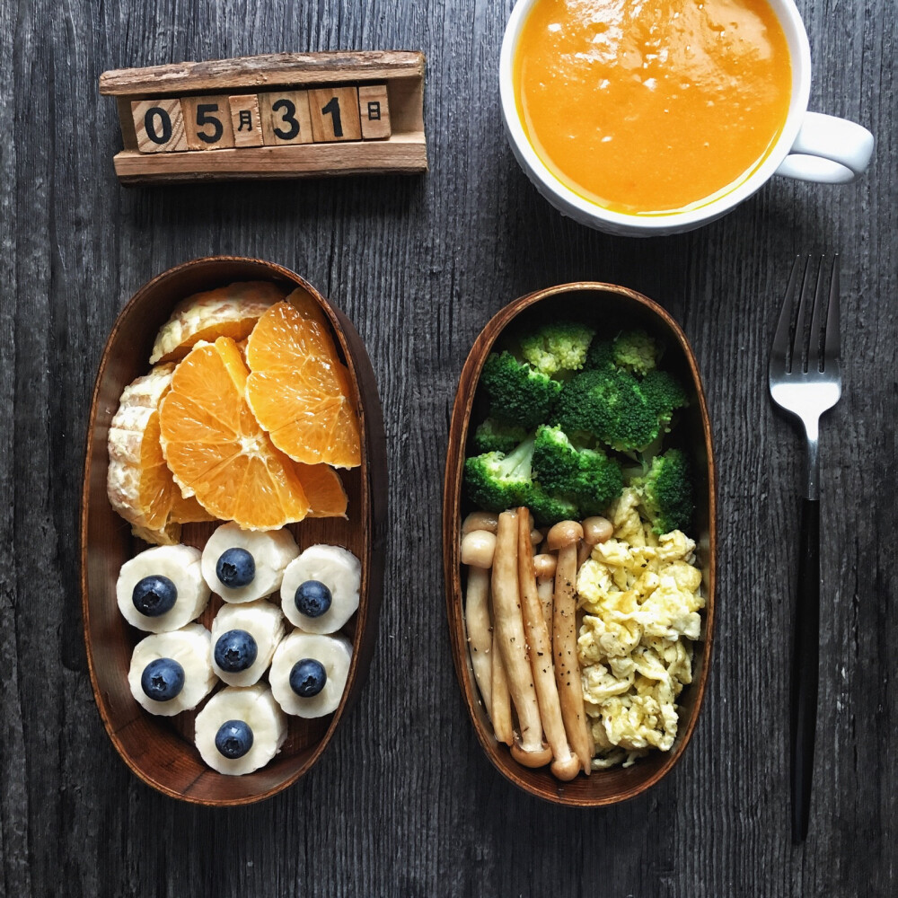  2018.5.31早餐记录:南瓜糊+水煮西兰花+煎海鲜菇+炒蛋+香蕉+蓝莓+橙子 ​​​