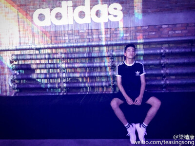 很荣幸参加AdidasOriginals NMD新品发布活动，感谢@adidasoriginals ，爱你哦
2016-8-16 22:18