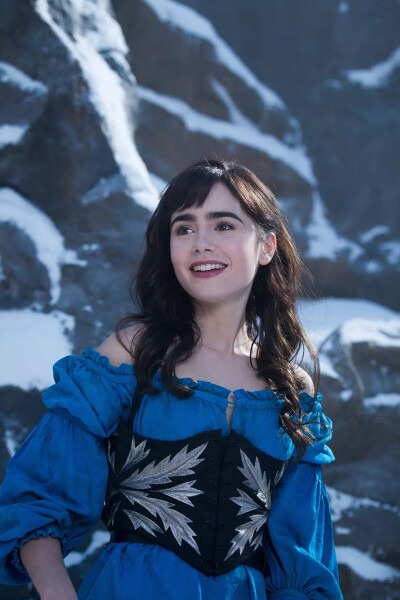 Mirror Mirror———Lily Collins