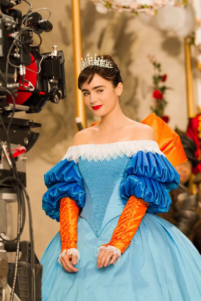 Mirror Mirror———Lily Collins