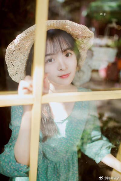 你的眼睛好像夏日里散着清新香气的光。
出镜：@Kokia花花
摄影：@糖糖糖衣 ​