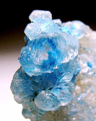 矿标界看着就贵系列之 方解石中的斜硅铜矿包体 Shattuckite included Calcite crystals ​​​