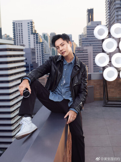 【陈伟霆 William Chan】Maybelline 美宝莲纽约亚太区代言人 美宝莲1+1气垫 Super Cushion DUO 广告 2048 x 2733 px (图源: 微博@美宝莲纽约 weibo.com/1645385313/GjDmyC4Th)