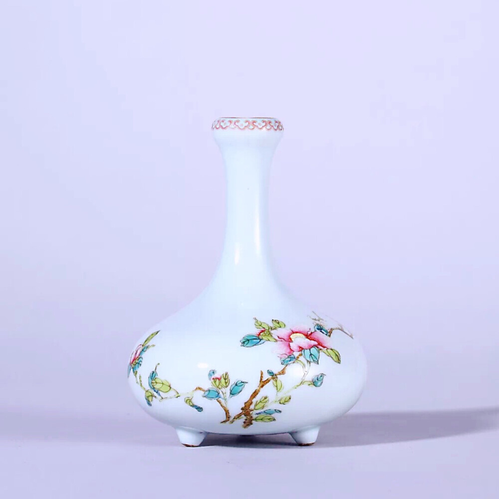 清嘉庆 天蓝釉粉彩花卉纹三足香插
H 14.5cm