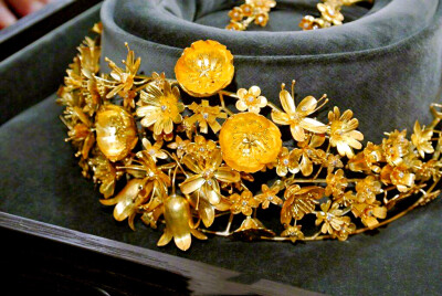 The Nassut Tiara,丹麦女王的黄金头冠，2012年由丹麦珠宝商Nicholas Appel制造，欧洲皇室的头冠后世多见钻石冠，黄金的很少见，这顶冠子看着倒有些像古代的花冠。 ​​​