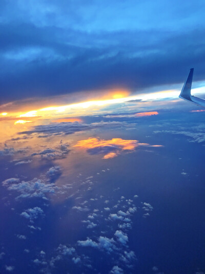 日出时分的海面，如梦如幻