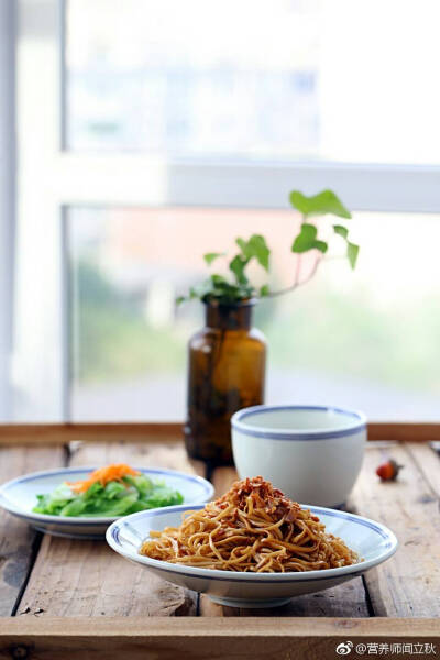 简餐:葱油面、拌包心菜、豆浆。
新的一周，早安！[玫瑰]