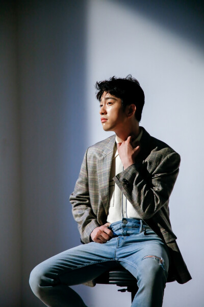 朴珍荣（Jinyoung），1994年9月22日出生于韩国庆尚南道昌原市。韩国歌手、演员，韩国男子组合GOT7成员。2009年，获得JYP Entertainment公开选秀第一名 ；2012年1月，出演KBS电视剧《Dream High2》，以演员身份出道 …