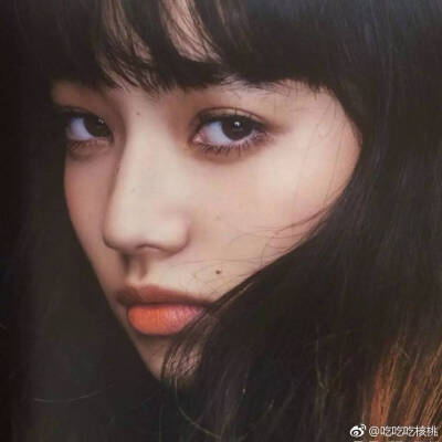 [妆容][下眼影][厌世脸]
烟熏感的眼影但不妖艳