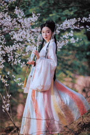 兰若庭 传统汉服  
魏晋风广袖交领襦裙
汉服推荐