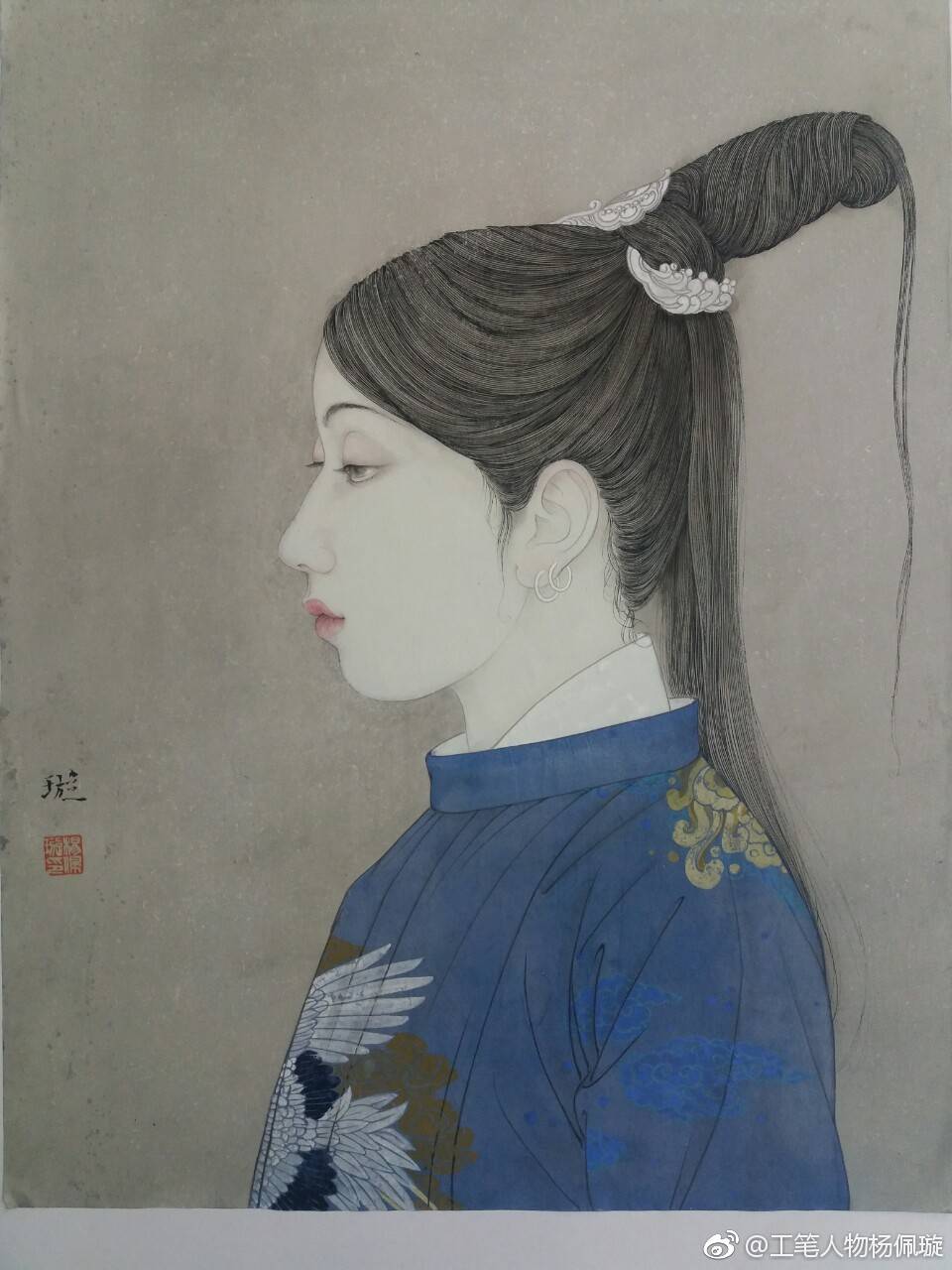 杨佩璇作品 1967年生于广东饶平，1991年毕业于广州美术学院，广东省美术家协会会员。现佛山市第一中学美术科组长。教书育人之余，默默地在画自己的画，可以说是隐藏在高中校园的绘画大家。“我画画只是一种爱好，仅此而已。不追求出名，也不靠它谋生。按自己的喜好去画，不讨好不迎合。画人物，我吸收一点西方文艺复兴油画的造型与形式。”