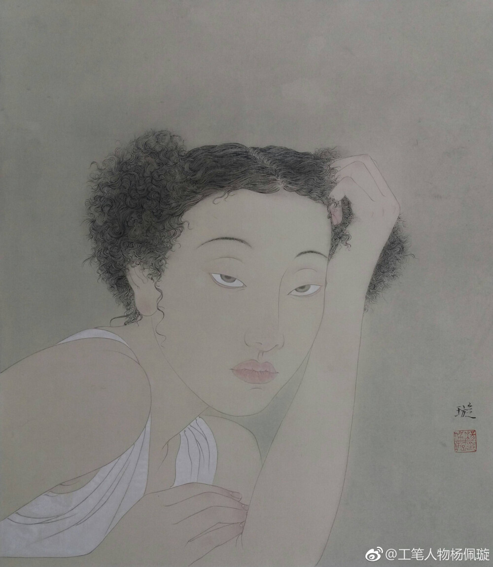 杨佩璇作品 1967年生于广东饶平，1991年毕业于广州美术学院，广东省美术家协会会员。现佛山市第一中学美术科组长。教书育人之余，默默地在画自己的画，可以说是隐藏在高中校园的绘画大家。“我画画只是一种爱好，仅此而已。不追求出名，也不靠它谋生。按自己的喜好去画，不讨好不迎合。画人物，我吸收一点西方文艺复兴油画的造型与形式。”