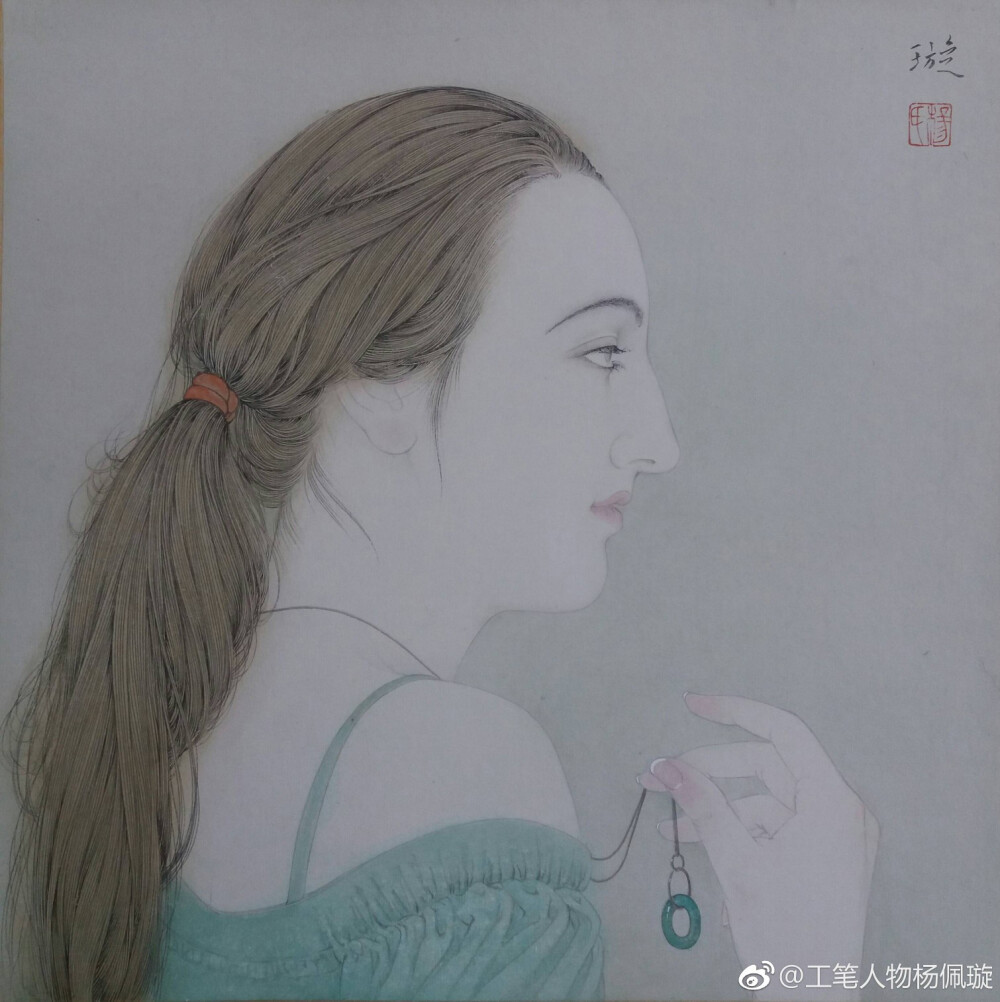 杨佩璇作品《玉佩》 1967年生于广东饶平，1991年毕业于广州美术学院，广东省美术家协会会员。现佛山市第一中学美术科组长。教书育人之余，默默地在画自己的画，可以说是隐藏在高中校园的绘画大家。“我画画只是一种爱好，仅此而已。不追求出名，也不靠它谋生。按自己的喜好去画，不讨好不迎合。画人物，我吸收一点西方文艺复兴油画的造型与形式。”