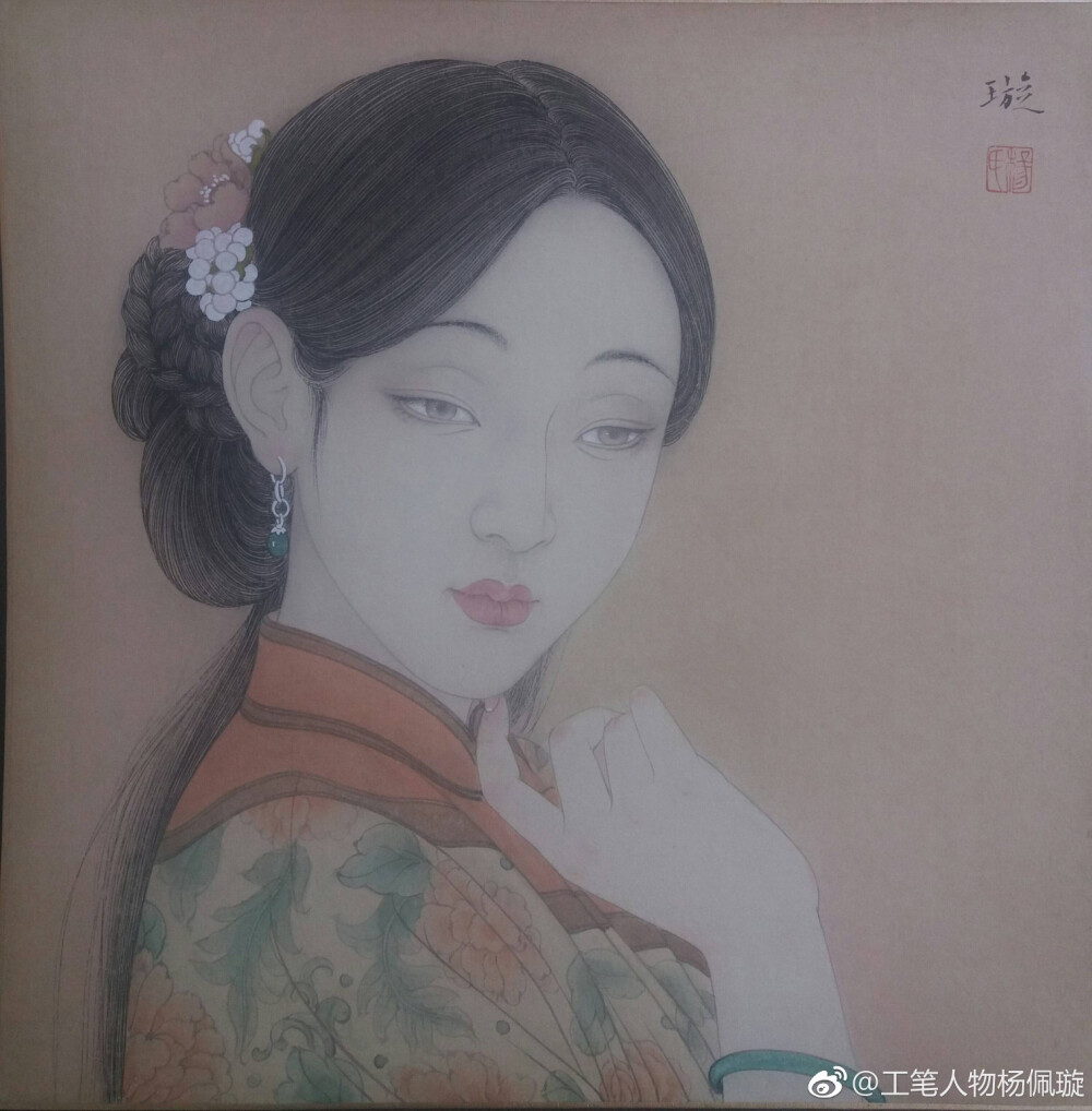 杨佩璇作品《岁月静好四》 1967年生于广东饶平，1991年毕业于广州美术学院，广东省美术家协会会员。现佛山市第一中学美术科组长。教书育人之余，默默地在画自己的画，可以说是隐藏在高中校园的绘画大家。“我画画只是一种爱好，仅此而已。不追求出名，也不靠它谋生。按自己的喜好去画，不讨好不迎合。画人物，我吸收一点西方文艺复兴油画的造型与形式。”