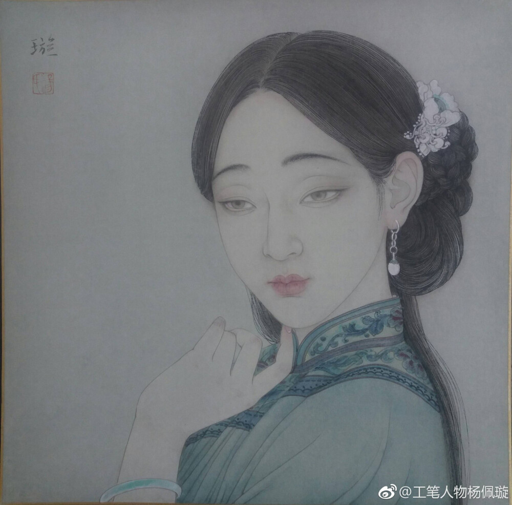 杨佩璇作品《岁月静好五》 1967年生于广东饶平，1991年毕业于广州美术学院，广东省美术家协会会员。现佛山市第一中学美术科组长。教书育人之余，默默地在画自己的画，可以说是隐藏在高中校园的绘画大家。“我画画只是一种爱好，仅此而已。不追求出名，也不靠它谋生。按自己的喜好去画，不讨好不迎合。画人物，我吸收一点西方文艺复兴油画的造型与形式。”