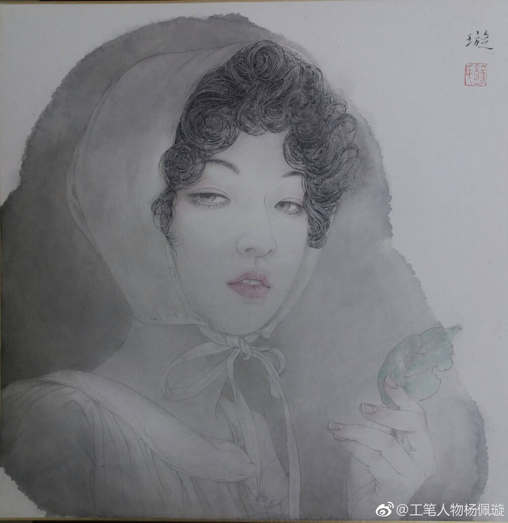 杨佩璇作品 1967年生于广东饶平，1991年毕业于广州美术学院，广东省美术家协会会员。现佛山市第一中学美术科组长。教书育人之余，默默地在画自己的画，可以说是隐藏在高中校园的绘画大家。“我画画只是一种爱好，仅此而已。不追求出名，也不靠它谋生。按自己的喜好去画，不讨好不迎合。画人物，我吸收一点西方文艺复兴油画的造型与形式。”