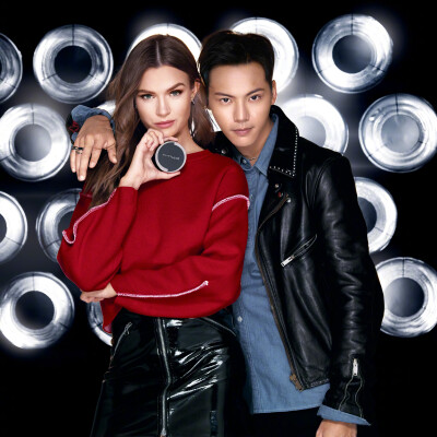 【陈伟霆 William Chan】Maybelline 美宝莲纽约亚太区代言人 美宝莲1+1气垫 Super Cushion DUO 广告 4096 x 4096 px (图源: 微博@VOGUE服饰与美容 weibo.com/1765870915/GjWGFdvPy)