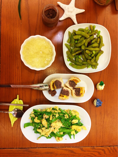 #姜姜的美食每刻#周三，早上好！今日早餐：青椒炒鸡蛋，红豆芝士餐包，盐水毛豆，小米粥
#你现在的气质里，藏着你走过的路，读过的书和爱过的人。 ​ ​​​# ​​​