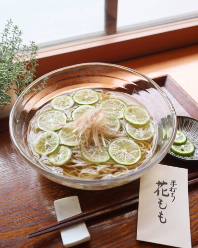 #日本美食# 日本京都御所南侧的老牌荞麦面馆「手打ちそば 花もも」推出夏日限定酢橘荞麦面（价格930日元），纯手工的爽滑荞麦面被盛放在透明的玻璃碗中，上面铺满酸甜适口的橘子片，外加一点茗荷，看起来就清爽，绝…