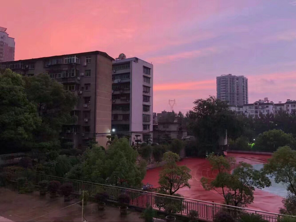 高中的夕阳。