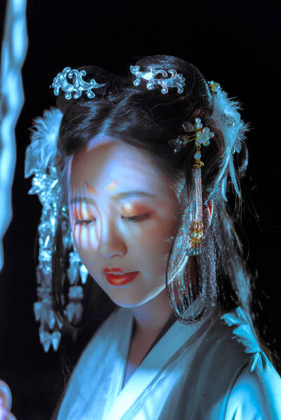 #汉服摄影#
「水天清话，院静人销夏。」
出镜：@-辞川-
摄影后期排版：@味阿味
妆造：@小P是软汉
协力：@__苏淩 @锦玄_
